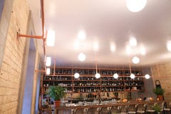 Εσωτερικό βλάστησης και καθιερώνον τη μόδα καφές ή εστιατόριο φραγμών hipster στοκ εικόνα με δικαίωμα ελεύθερης χρήσης Εσωτερικό βλάστησης και καθιερώνον τη μόδα καφές ή εστιατόριο φραγμών hipster στοκ εικόνα με δικαίωμα ελεύθερης χρήσης
