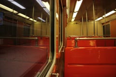 Εσωτερικό μιας πορτοκαλιάς υπόγειας μεταφοράς τραίνων μετρό στοκ εικόνα Εσωτερικό μιας πορτοκαλιάς υπόγειας μεταφοράς τραίνων μετρό στοκ εικόνα