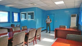 Εσωτερικό μπλε σπίτι σε DMZ ή αποστρατικοποιημένη τη DPRK ζώνη Βλέπουμε τη μόνιμη φρουρά στρατιωτών της Νότιας Κορέας στοκ φωτογραφία με δικαίωμα ελεύθερης χρήσης Εσωτερικό μπλε σπίτι σε DMZ ή αποστρατικοποιημένη τη DPRK ζώνη Βλέπουμε τη μόνιμη φρουρά στρατιωτών της Νότιας Κορέας στοκ φωτογραφία με δικαίωμα ελεύθερης χρήσης