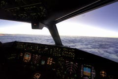 Εσωτερικό πιλοτήριο του αεροπλάνου πέρα από τον ουρανό στοκ φωτογραφία με δικαίωμα ελεύθερης χρήσης Εσωτερικό πιλοτήριο του αεροπλάνου πέρα από τον ουρανό στοκ φωτογραφία με δικαίωμα ελεύθερης χρήσης