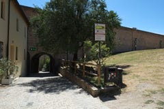 Εσωτερικό προαύλιο φρουρίων Cesena μεσαιωνικό, Ιταλία στοκ φωτογραφία με δικαίωμα ελεύθερης χρήσης Εσωτερικό προαύλιο φρουρίων Cesena μεσαιωνικό, Ιταλία στοκ φωτογραφία με δικαίωμα ελεύθερης χρήσης