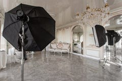 Εσωτερικό στούντιο φωτογραφιών κλασικά πολυτελή διαμερίσματα με μια άσπρη εστία, έναν καναπέ, μεγάλους παράθυρα και έναν πολυέλαι στοκ φωτογραφίες Εσωτερικό στούντιο φωτογραφιών κλασικά πολυτελή διαμερίσματα με μια άσπρη εστία, έναν καναπέ, μεγάλους παράθυρα και έναν πολυέλαι στοκ φωτογραφίες