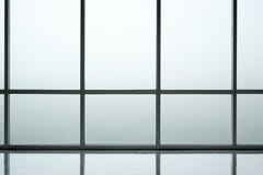 Εσωτερικό υποβάθρου τοίχων γυαλιού του σύγχρονου κτιρίου γραφείων Στοκ Φωτογραφία Εσωτερικό υποβάθρου τοίχων γυαλιού του σύγχρονου κτιρίου γραφείων Στοκ Φωτογραφία