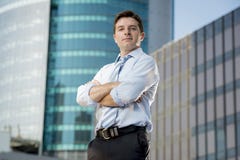Εταιρικά κτίρια γραφείων επιχειρηματιών πορτρέτου ελκυστικά αστικά υπαίθρια στοκ φωτογραφία με δικαίωμα ελεύθερης χρήσης Εταιρικά κτίρια γραφείων επιχειρηματιών πορτρέτου ελκυστικά αστικά υπαίθρια στοκ φωτογραφία με δικαίωμα ελεύθερης χρήσης