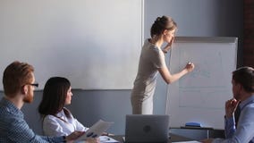 Εταιρικός θηλυκός επιχειρησιακός εκπαιδευτής που συζητά τους οικονομικούς εκπαιδευτικούς υπαλλήλους γραφικών παραστάσεων απόθεμα βίντεο Εταιρικός θηλυκός επιχειρησιακός εκπαιδευτής που συζητά τους οικονομικούς εκπαιδευτικούς υπαλλήλους γραφικών παραστάσεων απόθεμα βίντεο
