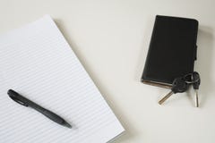 Ευθυγραμμισμένο έγγραφο με τη μαύρα μάνδρα, τα κλειδιά και το smartphone, στο άσπρο γραφείο Διάστημα για το κείμενο στοκ φωτογραφίες Ευθυγραμμισμένο έγγραφο με τη μαύρα μάνδρα, τα κλειδιά και το smartphone, στο άσπρο γραφείο Διάστημα για το κείμενο στοκ φωτογραφίες