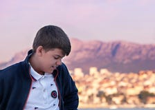 Ευμετάβλητο πορτρέτο με τον κροατικό του χωριού ορίζοντα στο υπόβαθρο Μόνο αγοριών στοκ εικόνα με δικαίωμα ελεύθερης χρήσης Ευμετάβλητο πορτρέτο με τον κροατικό του χωριού ορίζοντα στο υπόβαθρο Μόνο αγοριών στοκ εικόνα με δικαίωμα ελεύθερης χρήσης