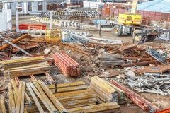 Ευρεία άποψη της περιοχής εργασίας τραίνων μετρό κάτω από την κατασκευή που βλέπει με τις τεράστιες υδραυλικές μηχανές στοκ εικόνες Ευρεία άποψη της περιοχής εργασίας τραίνων μετρό κάτω από την κατασκευή που βλέπει με τις τεράστιες υδραυλικές μηχανές στοκ εικόνες