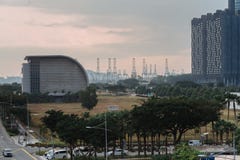 Ευρεία ασιατική μητρόπολη αστικών αυτοκινητόδρομων Σύγχρονες κτήρια και δομές r Εθνική οδός στο πυκνό τροπικό δάσος στοκ φωτογραφίες Ευρεία ασιατική μητρόπολη αστικών αυτοκινητόδρομων Σύγχρονες κτήρια και δομές r Εθνική οδός στο πυκνό τροπικό δάσος στοκ φωτογραφίες