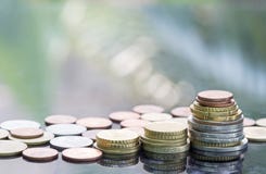 Ευρο- νομίσματα που συσσωρεύονται ο ένας στον άλλο στις διαφορετικές θέσεις για την οικονομική έννοια επένδυσης στοκ εικόνα Ευρο- νομίσματα που συσσωρεύονται ο ένας στον άλλο στις διαφορετικές θέσεις για την οικονομική έννοια επένδυσης στοκ εικόνα