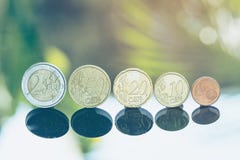 Ευρο- νομίσματα που συσσωρεύονται ο ένας στον άλλο στις διαφορετικές θέσεις για την οικονομική έννοια επένδυσης στοκ φωτογραφία με δικαίωμα ελεύθερης χρήσης Ευρο- νομίσματα που συσσωρεύονται ο ένας στον άλλο στις διαφορετικές θέσεις για την οικονομική έννοια επένδυσης στοκ φωτογραφία με δικαίωμα ελεύθερης χρήσης