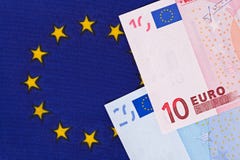 Ευρο- τραπεζογραμμάτια σε μια σημαία της Ευρωπαϊκής Ένωσης στοκ φωτογραφίες Ευρο- τραπεζογραμμάτια σε μια σημαία της Ευρωπαϊκής Ένωσης στοκ φωτογραφίες