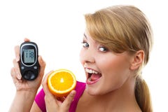Ευτυχές glucometer εκμετάλλευσης γυναικών και κατανάλωση του φρέσκου πορτοκαλιού, μετρώντας και ελέγχοντας το επίπεδο ζάχαρης, έν στοκ εικόνες με δικαίωμα ελεύθερης χρήσης Ευτυχές glucometer εκμετάλλευσης γυναικών και κατανάλωση του φρέσκου πορτοκαλιού, μετρώντας και ελέγχοντας το επίπεδο ζάχαρης, έν στοκ εικόνες με δικαίωμα ελεύθερης χρήσης