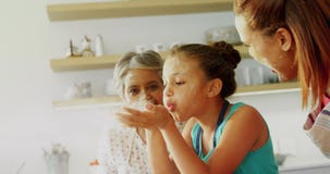 Ευτυχές multi-generation οικογενειακό φυσώντας αλεύρι στην κουζίνα 4k απόθεμα βίντεο Ευτυχές multi-generation οικογενειακό φυσώντας αλεύρι στην κουζίνα 4k απόθεμα βίντεο