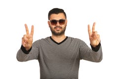 Ευτυχές άτομο που παρουσιάζει χέρια νίκης στοκ εικόνες Ευτυχές άτομο που παρουσιάζει χέρια νίκης στοκ εικόνες
