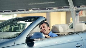 Ευτυχές άτομο που χαμογελά και που μιλά στην έξυπνη τηλεφωνική συνεδρίαση πίσω από το τιμόνι φιλμ μικρού μήκους Ευτυχές άτομο που χαμογελά και που μιλά στην έξυπνη τηλεφωνική συνεδρίαση πίσω από το τιμόνι φιλμ μικρού μήκους