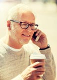 Ευτυχές ανώτερο άτομο που καλεί το smartphone στην πόλη στοκ εικόνες με δικαίωμα ελεύθερης χρήσης Ευτυχές ανώτερο άτομο που καλεί το smartphone στην πόλη στοκ εικόνες με δικαίωμα ελεύθερης χρήσης