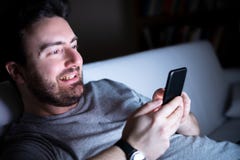 Ευτυχές ατόμων στο κινητό τηλέφωνο τη νύχτα στοκ εικόνες Ευτυχές ατόμων στο κινητό τηλέφωνο τη νύχτα στοκ εικόνες