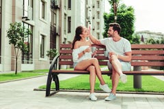Ευτυχές γενειοφόρο άτομο που χαϊδεύει το γοητευτικό κορίτσι του στοκ εικόνα Ευτυχές γενειοφόρο άτομο που χαϊδεύει το γοητευτικό κορίτσι του στοκ εικόνα