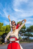 Ευτυχές ελεύθερο οδηγώντας μηχανικό δίκυκλο ζευγών ελευθερίας που διεγείρεται στις διακοπές καλοκαιρινών διακοπών στοκ φωτογραφία με δικαίωμα ελεύθερης χρήσης Ευτυχές ελεύθερο οδηγώντας μηχανικό δίκυκλο ζευγών ελευθερίας που διεγείρεται στις διακοπές καλοκαιρινών διακοπών στοκ φωτογραφία με δικαίωμα ελεύθερης χρήσης