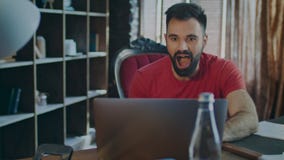 Ευτυχές επιχειρησιακό άτομο που διαβάζει τις καλές ειδήσεις στο φορητό προσωπικό υπολογιστή στην αρχή η ανασκόπηση απομόνωσε το λ απόθεμα βίντεο Ευτυχές επιχειρησιακό άτομο που διαβάζει τις καλές ειδήσεις στο φορητό προσωπικό υπολογιστή στην αρχή η ανασκόπηση απομόνωσε το λ απόθεμα βίντεο