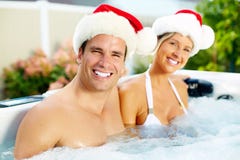 Ευτυχές ζεύγος santa Χριστουγέννων στο τζακούζι. στοκ φωτογραφία με δικαίωμα ελεύθερης χρήσης Ευτυχές ζεύγος santa Χριστουγέννων στο τζακούζι. στοκ φωτογραφία με δικαίωμα ελεύθερης χρήσης