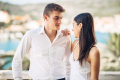 Ευτυχές ζεύγος ερωτευμένο σε διακοπές καλοκαιρινών διακοπών Διακοπές εορτασμού, επέτειος, δέσμευση Γυναίκα που γελά σε ένα αστείο στοκ φωτογραφίες με δικαίωμα ελεύθερης χρήσης Ευτυχές ζεύγος ερωτευμένο σε διακοπές καλοκαιρινών διακοπών Διακοπές εορτασμού, επέτειος, δέσμευση Γυναίκα που γελά σε ένα αστείο στοκ φωτογραφίες με δικαίωμα ελεύθερης χρήσης