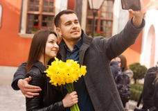 Ευτυχές ζεύγος με τα λουλούδια που κάνει selfie στην οδό r στοκ εικόνες Ευτυχές ζεύγος με τα λουλούδια που κάνει selfie στην οδό r στοκ εικόνες