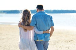 Ευτυχές ζεύγος που αγκαλιάζει στη θερινή παραλία στοκ εικόνες με δικαίωμα ελεύθερης χρήσης Ευτυχές ζεύγος που αγκαλιάζει στη θερινή παραλία στοκ εικόνες με δικαίωμα ελεύθερης χρήσης