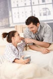 Ευτυχές ζεύγος που εξετάζει το ένα το άλλο tenderly στοκ εικόνα Ευτυχές ζεύγος που εξετάζει το ένα το άλλο tenderly στοκ εικόνα