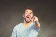 Ευτυχές ικανοποιημένο όμορφο γέλιο τύπων ατόμων Στοκ φωτογραφία με δικαίωμα ελεύθερης χρήσης Ευτυχές ικανοποιημένο όμορφο γέλιο τύπων ατόμων Στοκ φωτογραφία με δικαίωμα ελεύθερης χρήσης