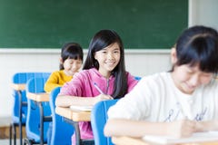 Ευτυχές κορίτσι εφήβων που μαθαίνει στην τάξη στοκ φωτογραφία με δικαίωμα ελεύθερης χρήσης Ευτυχές κορίτσι εφήβων που μαθαίνει στην τάξη στοκ φωτογραφία με δικαίωμα ελεύθερης χρήσης