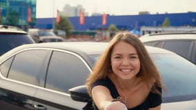 Ευτυχές κορίτσι με το κλειδί διαθέσιμο από το νέο αυτοκίνητο φιλμ μικρού μήκους Ευτυχές κορίτσι με το κλειδί διαθέσιμο από το νέο αυτοκίνητο φιλμ μικρού μήκους