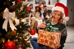 Ευτυχές κορίτσι στο καπέλο Santa ` s με τα χριστουγεννιάτικα δώρα στο σπίτι στοκ φωτογραφία με δικαίωμα ελεύθερης χρήσης Ευτυχές κορίτσι στο καπέλο Santa ` s με τα χριστουγεννιάτικα δώρα στο σπίτι στοκ φωτογραφία με δικαίωμα ελεύθερης χρήσης