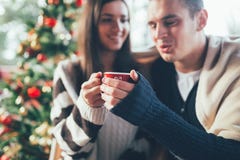 Ευτυχές νέο ζεύγος που απολαμβάνει στον καφέ στοκ εικόνα Ευτυχές νέο ζεύγος που απολαμβάνει στον καφέ στοκ εικόνα