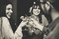 Ευτυχές νέο ψήσιμο φίλων και ενθαρρυντικά κοκτέιλ στο φραγμό disco - πολυφυλετικοί άνθρωποι που έχουν τη διασκέδαση που απολαμβάν στοκ εικόνα Ευτυχές νέο ψήσιμο φίλων και ενθαρρυντικά κοκτέιλ στο φραγμό disco - πολυφυλετικοί άνθρωποι που έχουν τη διασκέδαση που απολαμβάν στοκ εικόνα