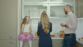 Ευτυχές οικογενειακό μαγείρεμα μαζί στην κουζίνα απόθεμα βίντεο Ευτυχές οικογενειακό μαγείρεμα μαζί στην κουζίνα απόθεμα βίντεο