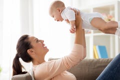 Ευτυχές παιχνίδι μητέρων με λίγο αγοράκι στο σπίτι στοκ εικόνες με δικαίωμα ελεύθερης χρήσης Ευτυχές παιχνίδι μητέρων με λίγο αγοράκι στο σπίτι στοκ εικόνες με δικαίωμα ελεύθερης χρήσης