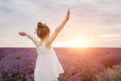 Ευτυχές χαριτωμένο μικρό κορίτσι lavender στον τομέα στο ηλιοβασίλεμα μαύρη ελευθερία έννοιας που απομονώνεται στοκ εικόνα Ευτυχές χαριτωμένο μικρό κορίτσι lavender στον τομέα στο ηλιοβασίλεμα μαύρη ελευθερία έννοιας που απομονώνεται στοκ εικόνα