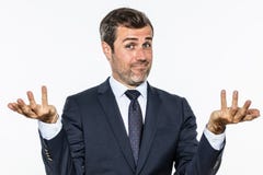 Ευτυχές όμορφο επιχειρησιακό άτομο που παρουσιάζει χέρια για την ξένοιαστη επιτυχία στοκ εικόνα Ευτυχές όμορφο επιχειρησιακό άτομο που παρουσιάζει χέρια για την ξένοιαστη επιτυχία στοκ εικόνα