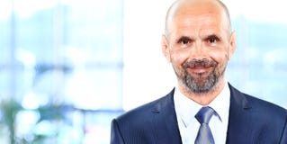 Ευτυχές ώριμο επιχειρησιακό άτομο που εξετάζει τη κάμερα στοκ εικόνες Ευτυχές ώριμο επιχειρησιακό άτομο που εξετάζει τη κάμερα στοκ εικόνες