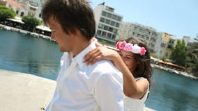 Ευτυχή newlyweds σε έναν μήνα του μέλιτος φιλμ μικρού μήκους Ευτυχή newlyweds σε έναν μήνα του μέλιτος φιλμ μικρού μήκους