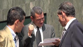 Ευτυχή έγγραφα αναθεώρησης επιχειρησιακών ατόμων στοκ εικόνες Ευτυχή έγγραφα αναθεώρησης επιχειρησιακών ατόμων στοκ εικόνες
