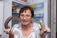 Ευτυχή ανώτερα λουκάνικα συκωτιού χοιρινού κρέατος εκμετάλλευσης γυναικών Στοκ Εικόνες Ευτυχή ανώτερα λουκάνικα συκωτιού χοιρινού κρέατος εκμετάλλευσης γυναικών Στοκ Εικόνες
