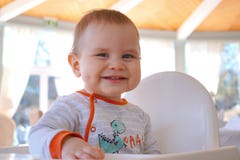 Ευτυχή και εύθυμα χαριτωμένα χαμόγελα αγοράκι στοκ φωτογραφία με δικαίωμα ελεύθερης χρήσης Ευτυχή και εύθυμα χαριτωμένα χαμόγελα αγοράκι στοκ φωτογραφία με δικαίωμα ελεύθερης χρήσης
