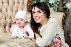 Ευτυχή και όμορφα μεγάλα αγκαλιάσματα brunette mom που γοητεύουν λίγο daught στοκ φωτογραφία Ευτυχή και όμορφα μεγάλα αγκαλιάσματα brunette mom που γοητεύουν λίγο daught στοκ φωτογραφία