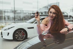 Ευτυχή κλειδιά αυτοκινήτων εκμετάλλευσης γυναικών για το νέο αυτοκίνητό της στοκ εικόνες Ευτυχή κλειδιά αυτοκινήτων εκμετάλλευσης γυναικών για το νέο αυτοκίνητό της στοκ εικόνες