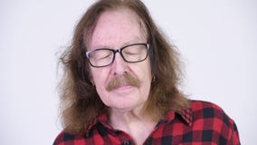 Ευτυχής ανώτερη χαλάρωση ατόμων hipster με τις προσοχές ιδιαίτερες απόθεμα βίντεο Ευτυχής ανώτερη χαλάρωση ατόμων hipster με τις προσοχές ιδιαίτερες απόθεμα βίντεο