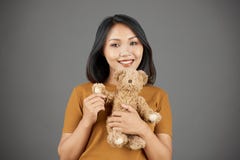 Ευτυχής γυναίκα με τη teddy αρκούδα στοκ εικόνα Ευτυχής γυναίκα με τη teddy αρκούδα στοκ εικόνα