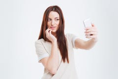 Ευτυχής γυναίκα που κάνει selfie τη φωτογραφία στο smartphone Στοκ Φωτογραφία Ευτυχής γυναίκα που κάνει selfie τη φωτογραφία στο smartphone Στοκ Φωτογραφία